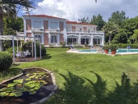 In Einer Entfernung Von 10 Km Vom Zentrum Von Marmaris, Gebaut Mit Französischer Architektur Bauernhaus Ist Zum Verkauf.