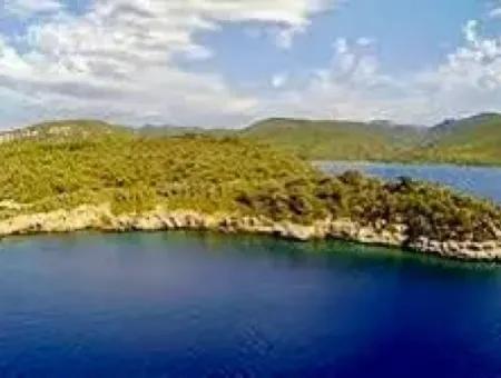 The Island For Sale In The Gulf Of Gökova In Marmaris District Has A Land Area Of 365000M2 And There Is A Registered House In It.